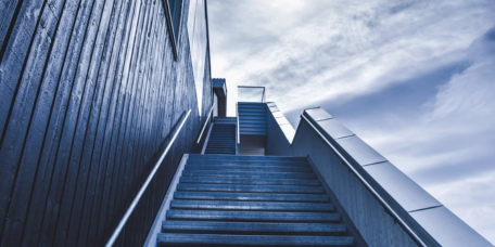 Treppe die neben einem Haus noch oben geht