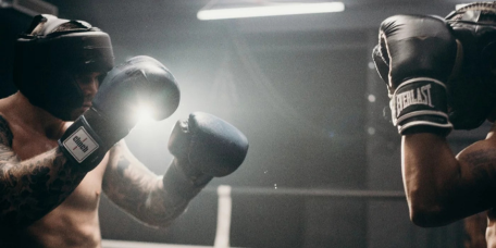 Zwei Boxer die kämpfen
