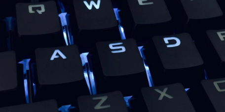 PC-Tastatur mit leuchtenden Buchstaben