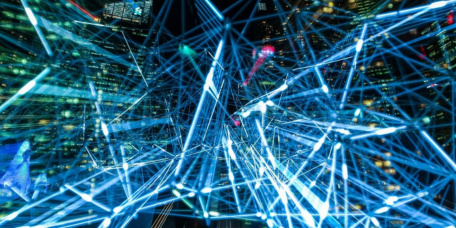 Futuristisches Bild aus Softwarecode und vernetzten Linien