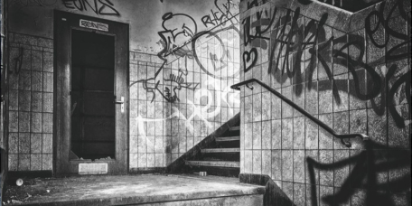 Dunkles Treppenhaus mit Grafittis