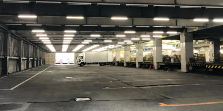 Verladehalle mit LKW